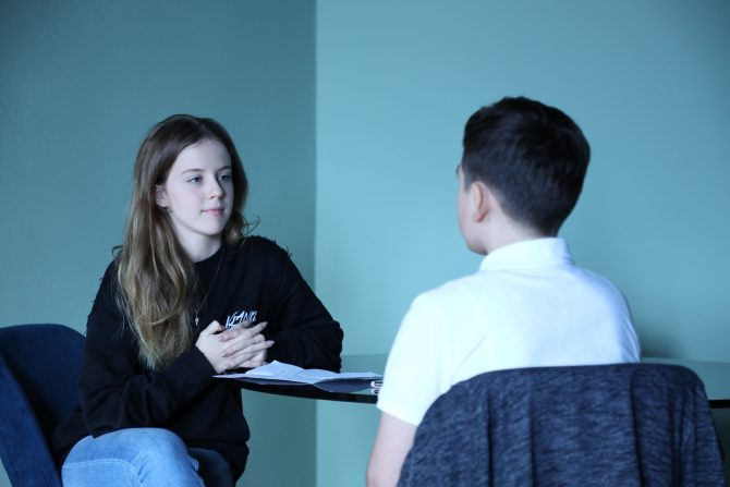 La 11 ani, a jucat în „Sunetul muzicii” și „Familia Addams”. Interviu cu Matei, elevul nostru pasionat de muzică și actorie
