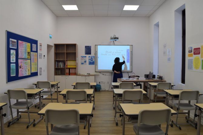 Vă rugăm, redeschideți școlile!