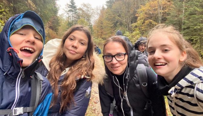 #ProfesoriiIOANID: „Elevii mă ajută să îmi păstrez legătura cu copilăria și adolescența” – Adina Bahnaru
