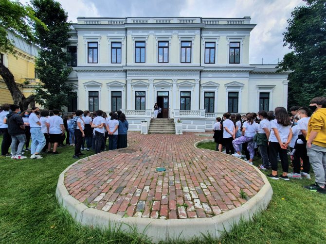 Spelling Bee, un concurs ,,cu lipici” la adolescenți