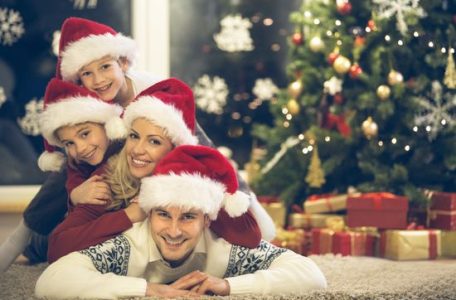 Cum să gestionați cu bucurie sezonul sărbătorilor cu copii mici și adolescenți – 10 sfaturi pentru părinți