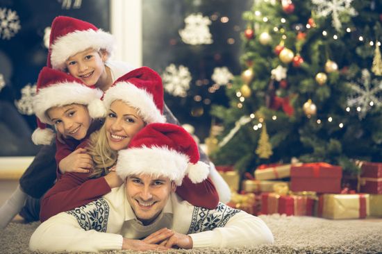 Cum să gestionați cu bucurie sezonul sărbătorilor cu copii mici și adolescenți – 10 sfaturi pentru părinți